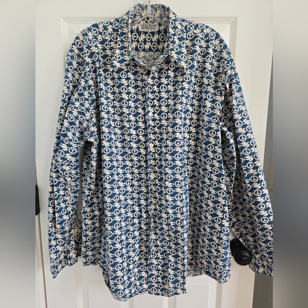 Lucky Brand Single Needle Tailored Navy and Cream Peace Themed Button Down XL